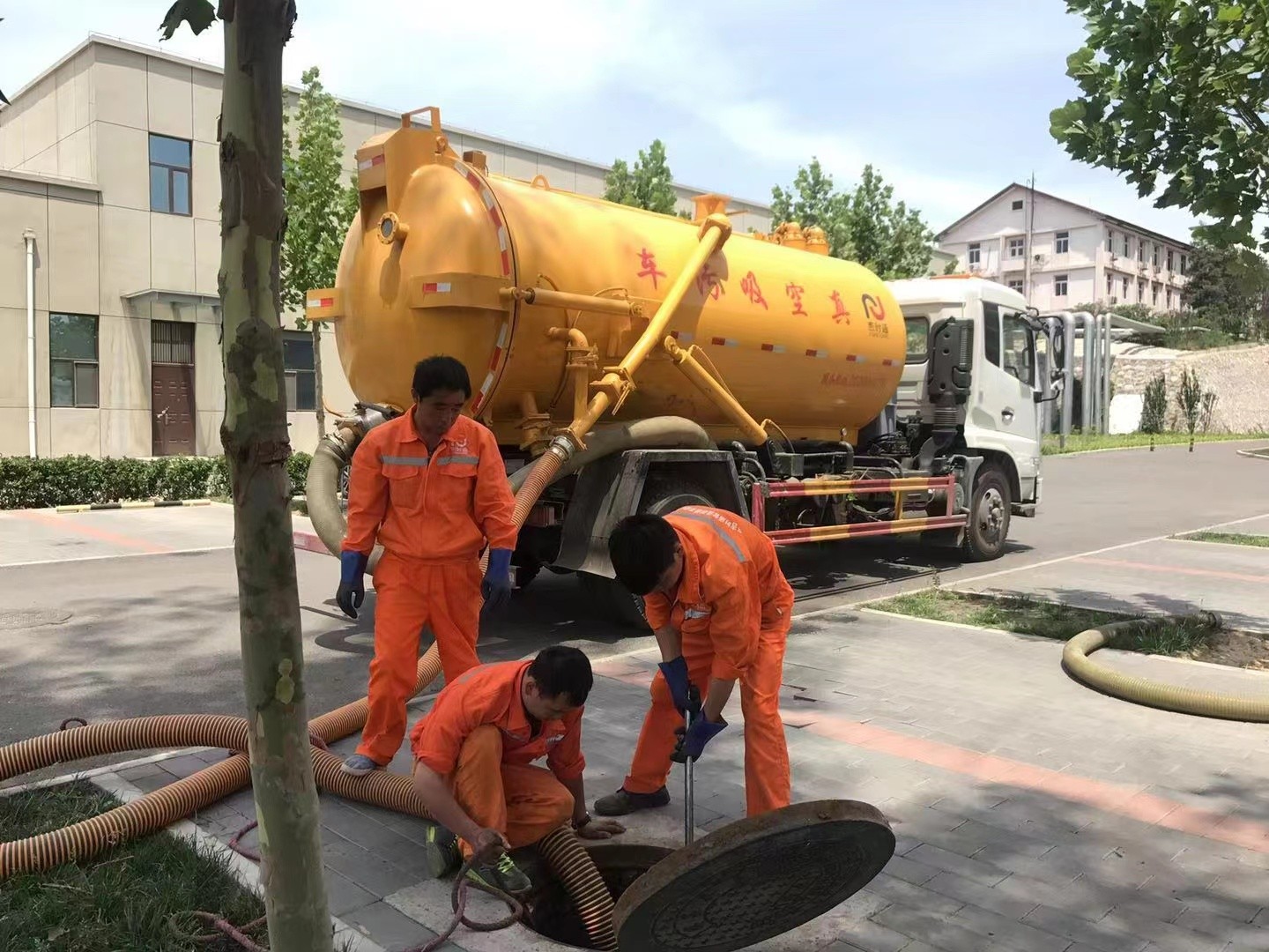 思明管道疏通车停在窨井附近