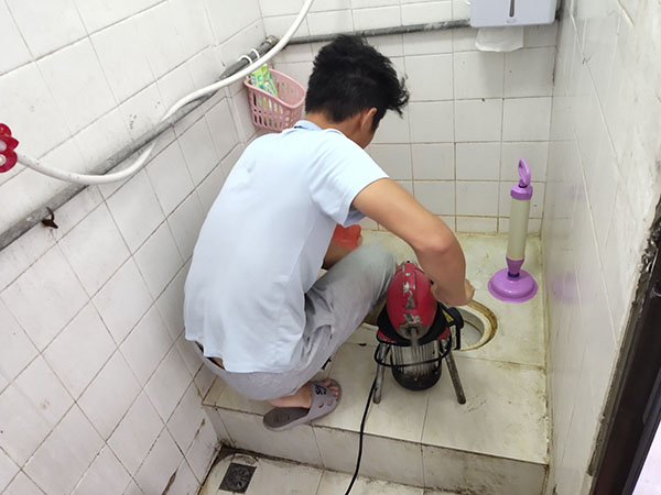 思明管道堵塞冒臭气 专业师傅现场解决问题